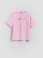 T-shirt z nadrukiem na plecach - różowy. Czerwone koszulki dziewczęce Reserved, bez wzorów, z bawełny, bez ramiączek. W wyprzedaży za 25.99 zł.