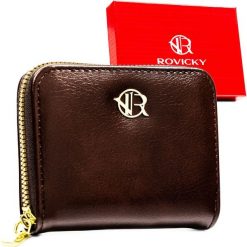 Mały, brązowy portfel damski wykonany ze skóry ekologicznej zamykany na suwak - Rovicky. Brązowe portfele damskie ROVICKY, bez wzorów, ze skóry ekologicznej. Za 29.99 zł.