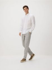 Spodnie carrot z lnem - jasnoszary. Szare spodnie materiałowe męskie Reserved, bez wzorów, z bawełny. Za 159.99 zł.