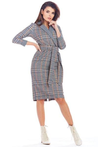 Elegancka kopertowa sukienka w kratę z kołnierzem granat. Sukienki damskie Awama, do pracy, na jesień, m, bez wzorów, z dzianiny, biznesowe, bez kołnierzyka, bez ramiączek, midi, dopasowane. Za 419.00 zł.