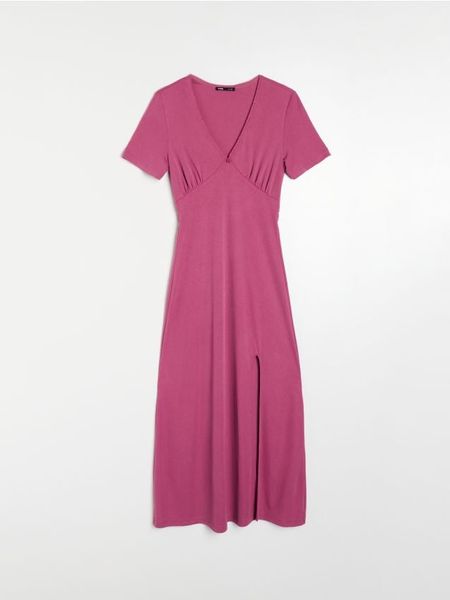 Sukienka midi z dekoltem V i krótkim rękawem z modalem - różowy. Czerwone sukienki damskie Sinsay, l, bez wzorów, bez kołnierzyka, bez ramiączek, midi. Za 49.99 zł.