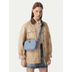 Torebka Tommy Jeans. Niebieskie torebki klasyczne damskie Tommy Jeans, bez wzorów, z jeansu, bez dodatków. Za 289.99 zł.