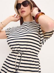 Bawełniana sukienka mini w paski z krótkim rękawem - wielobarwny. Sukienki damskie Sinsay, l, bez wzorów, z bawełny, bez kołnierzyka, bez ramiączek, mini. Za 39.99 zł.