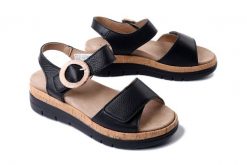 COMFORTABEL 710207-01 schwarz, sandały damskie. Czarne sandały damskie Comfortabel, bez wzorów, bez obcasa, na koturnie. Za 230.93 zł.