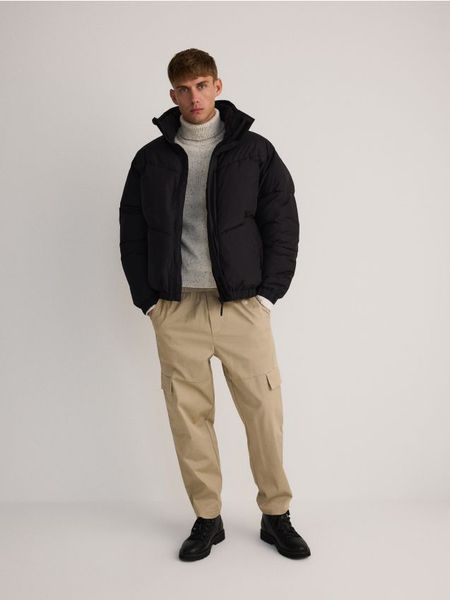 Pikowana kurtka ze stójką - czarny. Czarne kurtki męskie Reserved, l, bez wzorów, z tkaniny, bez kaptura. W wyprzedaży za 59.99 zł.