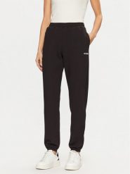 Guess Spodnie dresowe V5RB02 KCLD1 Brązowy Regular Fit. Brązowe spodnie dresowe damskie Guess, l, z aplikacjami, z dresówki. Za 199.99 zł.