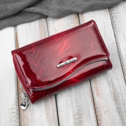 Portfel damski skórzany lakierowany z roślinnym wzorem czerwony SP-24-RD. Czerwone portfele damskie bez wzorów, z lakierowanej skóry. Za 109.00 zł.