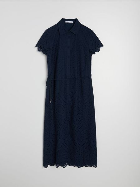 Bawełniana sukienka midi z kołnierzykiem i ażurowym wzorem - granatowy. Niebieskie sukienki damskie Sinsay, l, w ażurowe wzory, z bawełny, bez kołnierzyka, bez ramiączek, midi. Za 79.99 zł.