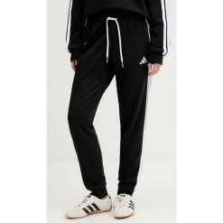 Spodnie damskie adidas Essentials 3-Stripes Fleece Slim czarno-. Czarne spodnie dresowe damskie Adidas, bez wzorów. Za 171.99 zł.