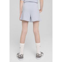 Młodzieżowe szorty ESS z małym logo No. 1 PUMA Cool Weather Blue. Niebieskia szorty damskie Puma, bez wzorów, prążkowane, młodzieżowe. Za 99.00 zł.