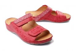 DR. BRINKMANN 700048-04 rot, klapki profilaktyczne damskie. Czerwone klapki damskie Dr. Brinkmann, bez wzorów, ze skóry, bez obcasa. Za 239.93 zł.