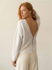 Sweter z wycięciem na plecach i koronkowym wykończeniem - biały. Białe swetry klasyczne damskie Sinsay, l, z koronki, bez kołnierzyka. Za 59.99 zł.