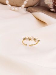 Pierres de Jade Pozłacany pierścionek z perłami i kryształami rozmiar: onesize. Białe pierścionki damskie Pierres de Jade, z kryształem, pozłacane. Za 26.99 zł.