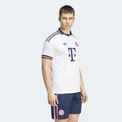 Koszulka piłkarska ADIDAS Bayern Monachium 26/27 wyjazdowa. Bluzki sportowe damskie Adidas, m, z materiału, bez kołnierzyka, bez ramiączek. Za 439.99 zł.