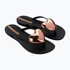Japonki damskie Ipanema Maxi Fashion. Czarne klapki damskie Ipanema, bez wzorów, z materiału, bez obcasa. Za 94.99 zł.