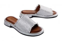 Artiker Relaks 56C0344 Srebrny, klapki damskie. Szare klapki damskie Artiker Relaks, bez wzorów, ze skóry, bez obcasa. Za 229.90 zł.