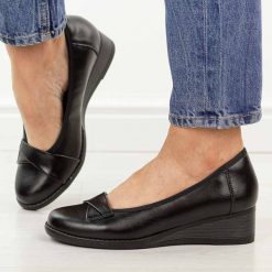 Czarne skórzane czółenka damskie na koturnie Vinceza 18136. Czarne czółenka damskie VINCEZA, bez wzorów, z jeansu, z okrągłym noskiem, bez obcasa, na koturnie. W wyprzedaży za 192.72 zł.