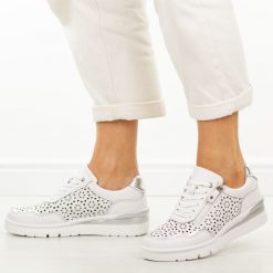 Białe skórzane ażurowe półbuty damskie Filippo Dp7677/26. Białe półbuty damskie Filippo, w ażurowe wzory, z jeansu, klasyczne, z okrągłym noskiem, bez obcasa, na koturnie. W wyprzedaży za 227.92 zł.