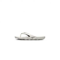 Japonki damskie Nike W Marina. Białe klapki damskie Nike, bez wzorów, z materiału, bez obcasa. Za 191.00 zł.