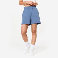 Spodenki fitness damskie Domyos. Białe spodenki sportowe damskie DOMYOS, bez wzorów, z bawełny, eleganckie. W wyprzedaży za 69.99 zł.