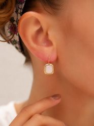L'Atelier de Gaia Pozłacane kolczyki z tygrysim okiem rozmiar: onesize. Różowe kolczyki damskie L'Atelier de Gaia, pozłacane, z zapięciem typu bigiel. Za 68.95 zł.