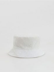 Kapelusz bucket hat z haftem - złamana biel. Kapelusze damskie Reserved, bez wzorów. Za 79.99 zł.
