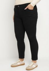 Czarne Jeansy o Dopasowanym Kroju z Efektem Push-Up Hanarise. Czarne jeansy damskie Born2be. Za 54.99 zł.
