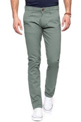 WRANGLER SPODNIE MĘSKIE LARSTON DUSTY OLIVE W18SGJ275. Zielone spodnie materiałowe męskie Wrangler, bez wzorów, klasyczne. W wyprzedaży za 89.99 zł.