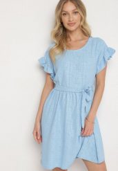 Jasnoniebieska Sukienka Ozdobiona Falbankami i Paskiem Izulira. Niebieskie sukienki damskie Born2be, uniwersalny, bez wzorów, eleganckie, bez kołnierzyka, bez ramiączek, mini. W wyprzedaży za 79.99 zł.