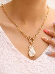 L'Atelier de Gaia Pozłacany naszyjnik z zawieszką - dł. 50 cm rozmiar: onesize. Białe naszyjniki damskie L'Atelier de Gaia, pozłacane. Za 104.39 zł.