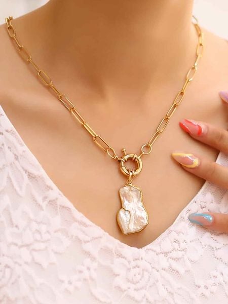 L'Atelier de Gaia Pozłacany naszyjnik z zawieszką - dł. 50 cm rozmiar: onesize. Białe naszyjniki damskie L'Atelier de Gaia, pozłacane. Za 104.64 zł.