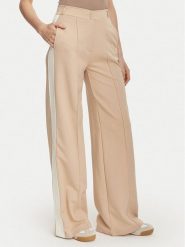 Guess Spodnie materiałowe V6YB26 K5139 Beżowy Relaxed Fit. Brązowe spodnie materiałowe damskie Guess, z aplikacjami, z bawełny. Za 434.99 zł.
