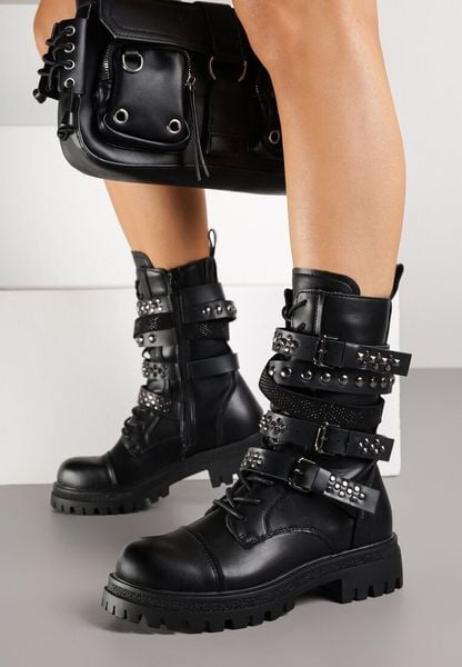 Czarne Rockowe Botki Workery Zdobione Nitami i Sprzączkami Zarumia. Czarne botki damskie Renee, z jeansu, rockowe, bez obcasa, na płaskiej podeszwie, bez zapięcia. Za 179.99 zł.