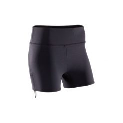 Spodenki do dynamicznej jogi. Czarne szorty damskie DOMYOS, bez wzorów, z elastanu. W wyprzedaży za 44.99 zł.