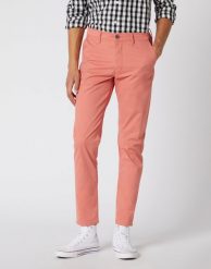 SPODNIE MĘSKIE WRANGLER CHINO CORAL W16LWAR03 112127328. Spodnie materiałowe męskie Wrangler, bez wzorów, z materiału. Za 209.99 zł.