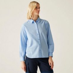 Koszula turystyczna damska Primevere. Niebieskie koszule damskie Regatta, bez wzorów, z bawełny, bez kołnierzyka, bez ramiączek. W wyprzedaży za 216.00 zł.