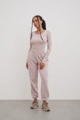 Spodnie typu jogger z HAFTEM w kolorze PINK GARDENIA - NEVIS-XL. Różowe spodnie materiałowe damskie Marsala, bez wzorów, z bawełny, eleganckie. Za 279.90 zł.