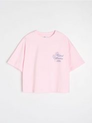 Koszulka z nadrukiem wakacyjnym "Hotel Malibu" - różowy. Czerwone t-shirty damskie Sinsay, l, bez wzorów, bez kołnierzyka. Za 39.99 zł.