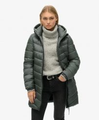 Superdry Kurtka pikowana Hooded Fuji Mid - Stormy Weather Blue. Niebieskie kurtki damskie Superdry., bez wzorów, z materiału, z kapturem. Za 557.15 zł.