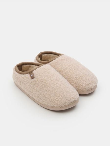 Kapcie z imitacji baranka - brązowy. Brązowe kapcie damskie Sinsay. Za 29.99 zł.