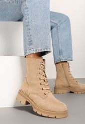 Ciemnobeżowe Botki Typu Workery z Ekozamszu z Futrzaną Wyściółką Resimora. Brązowe botki damskie Renee, z futra, eleganckie, bez obcasa, na płaskiej podeszwie, bez zapięcia. Za 159.99 zł.