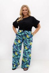 Turkusowe spodnie Marisa w owocowy wzór | Prosta nogawka | Rayon z bawełną | PLUS SIZE OVERSIZE LATO. Niebieskie spodnie materiałowe damskie Moda Size Plus Iwanek, bez wzorów, z bawełny, eleganckie, plus size. Za 169.90 zł.