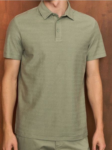 Bawełniana koszulka polo basic - niebieski. Niebieskie koszulki polo męskie Sinsay, l, bez wzorów, z bawełny, bez ramiączek. Za 39.99 zł.