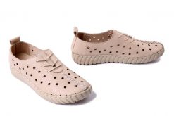 ARTIKER RELAKS 48C0568 beżowy, półbuty damskie. Brązowe półbuty damskie Artiker Relaks, w ażurowe wzory, ze skóry, bez obcasa. Za 209.90 zł.