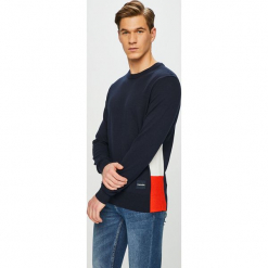 Calvin Klein - Sweter. Niebieskie swetry męskie CALVIN KLEIN, m, bez wzorów, z bawełny, bez kołnierzyka. W wyprzedaży za 319.90 zł.
