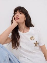 T-shirt regular z aplikacjami - złamana biel. T-shirty damskie Reserved, l, z aplikacjami, z bawełny, bez kołnierzyka. W wyprzedaży za 49.99 zł.