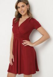 Bordowa Rozkloszowana Sukienka z Wiskozą o Kopertowym Kroju z Marszczeniem Adivas. Czerwone sukienki damskie Born2be, na co dzień, l, bez wzorów, z wiskozy, eleganckie, bez kołnierzyka, bez ramiączek, mini, kopertowe. W wyprzedaży za 135.99 zł.