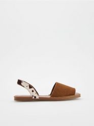 Zamszowe klapki z paskiem - wielobarwny. Klapki damskie Reserved, bez wzorów, z zamszu, bez obcasa. Za 139.99 zł.
