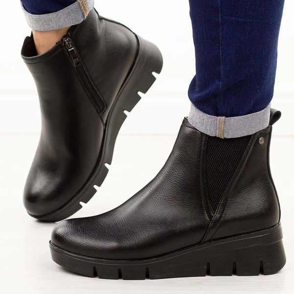 Czarne botki damskie na koturnie Potocki 19308. Czarne botki damskie POTOCKI, na jesień, z dzianiny, eleganckie, z okrągłym noskiem, bez obcasa, na koturnie, bez zapięcia. W wyprzedaży za 203.67 zł.