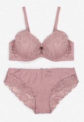 Jasnofioletowy Koronkowy Komplet Biustonosz i Majtki Figi w Klasycznym Stylu Ezirene. Fioletowe figi damskie Renee, z aplikacjami, z jeansu. Za 39.99 zł.